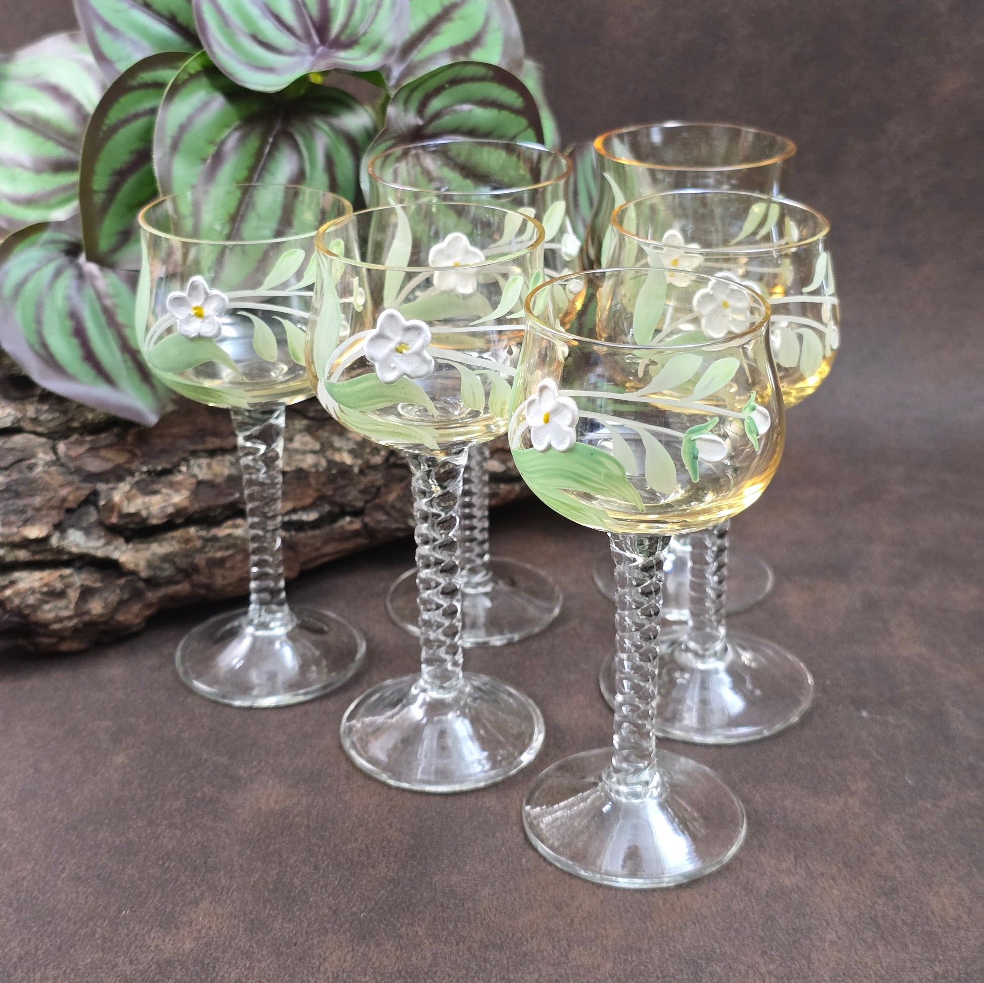 Exklusives Likörset mit Karaffe & 6 mundgeblasenen Gläsern aus Böhmen, 1950er/60er. Jedes Glas ein Unikat – perfekt für Sammler:innen & Vintageliebhaber:innen!