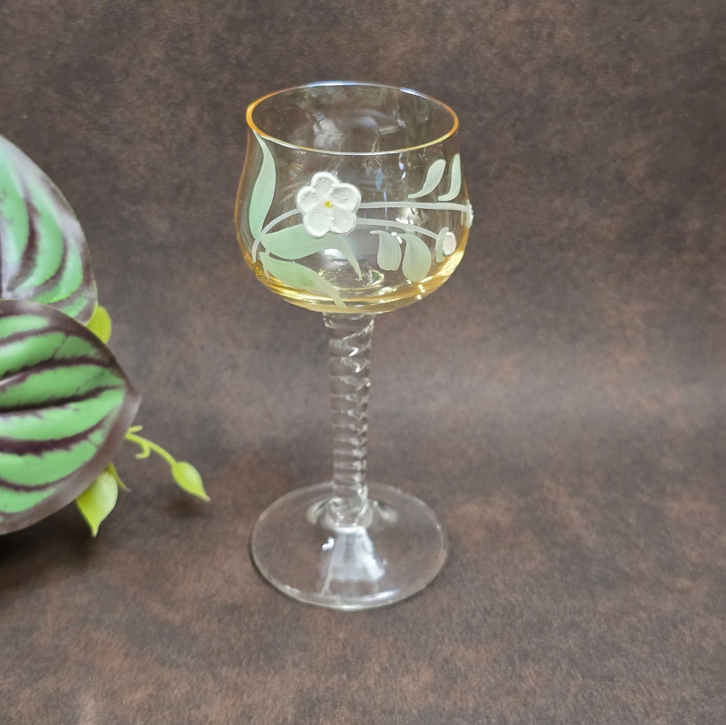 Exklusives Likörset mit Karaffe & 6 mundgeblasenen Gläsern aus Böhmen, 1950er/60er. Jedes Glas ein Unikat – perfekt für Sammler:innen & Vintageliebhaber:innen!
