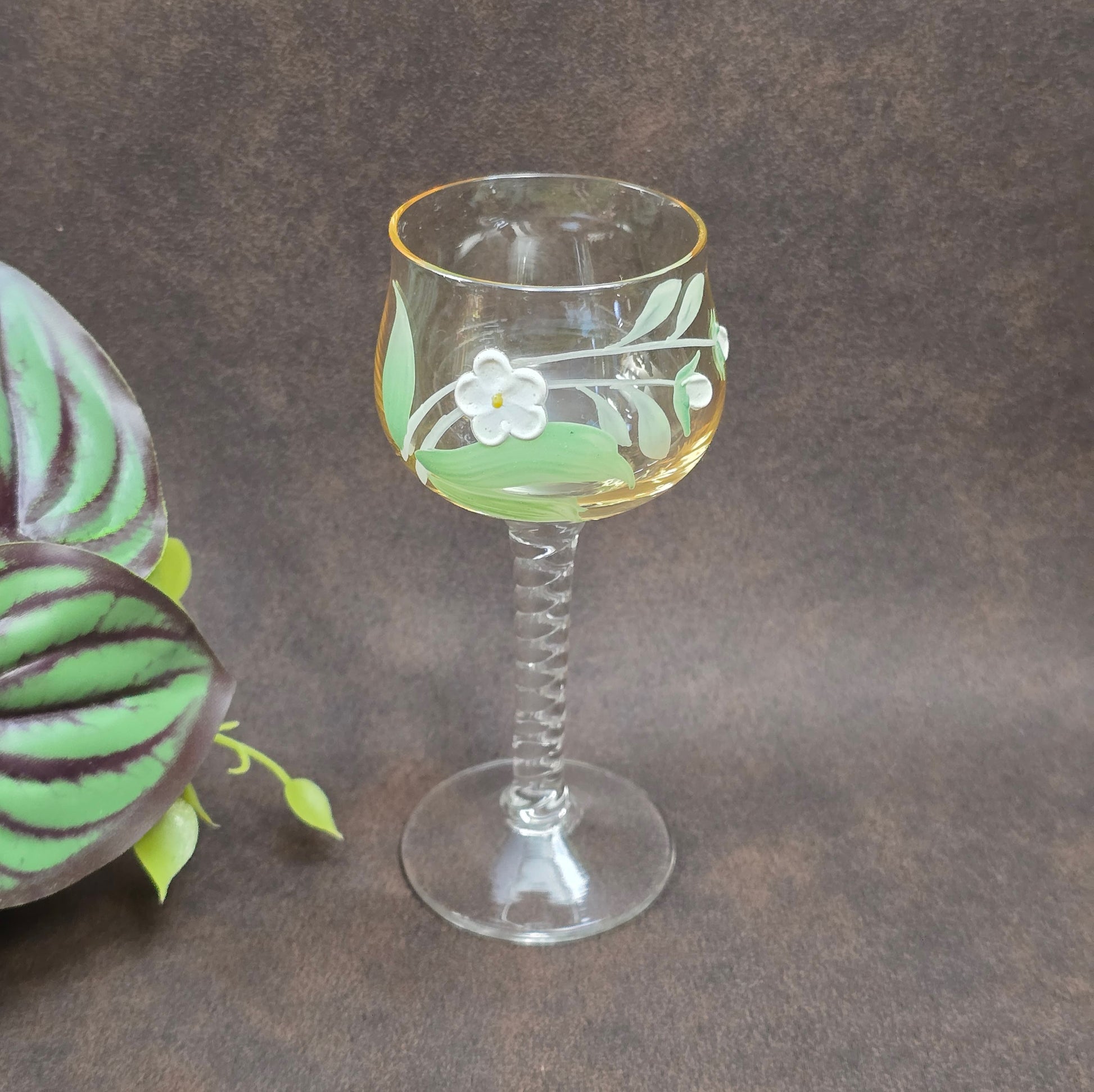 Exklusives Likörset mit Karaffe & 6 mundgeblasenen Gläsern aus Böhmen, 1950er/60er. Jedes Glas ein Unikat – perfekt für Sammler:innen & Vintageliebhaber:innen!