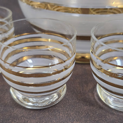 Belgisches Vintage-Likörset – 1960er Flasche mit 6 Gläsern, dekoriert mit Gold- & Ätzstreifen – stilvoll & selten.