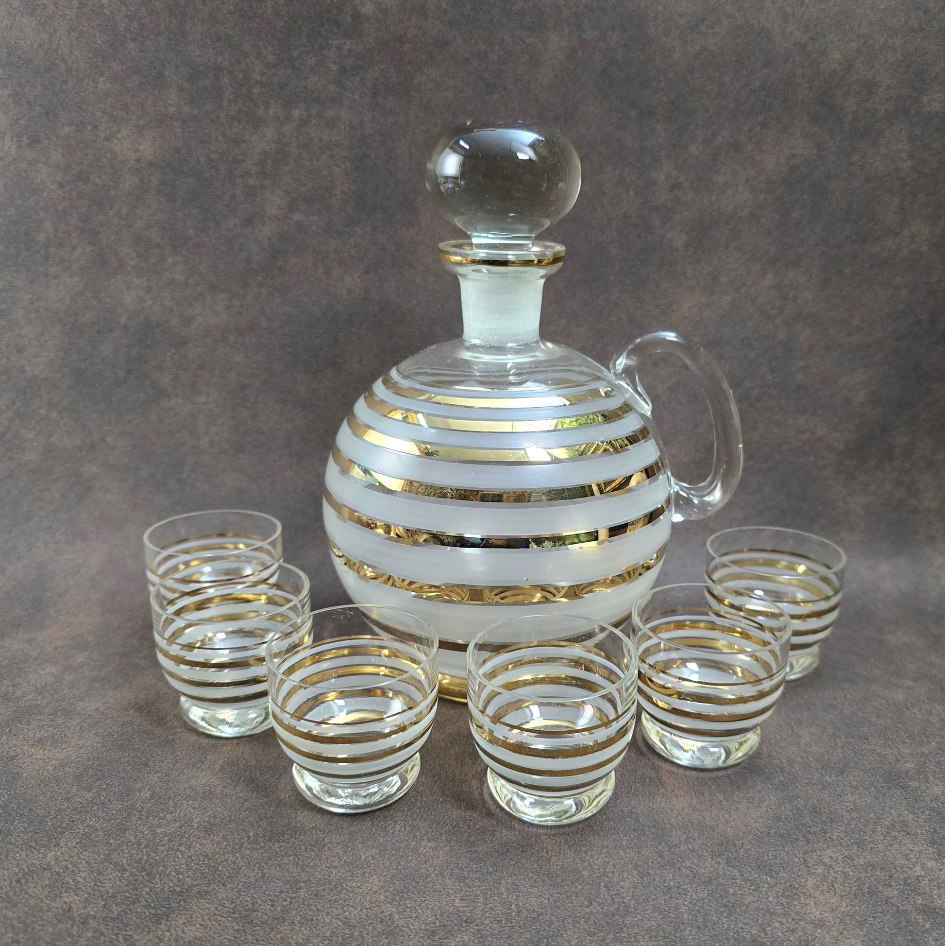 Belgisches Vintage-Likörset – 1960er Flasche mit 6 Gläsern, dekoriert mit Gold- & Ätzstreifen – stilvoll & selten.