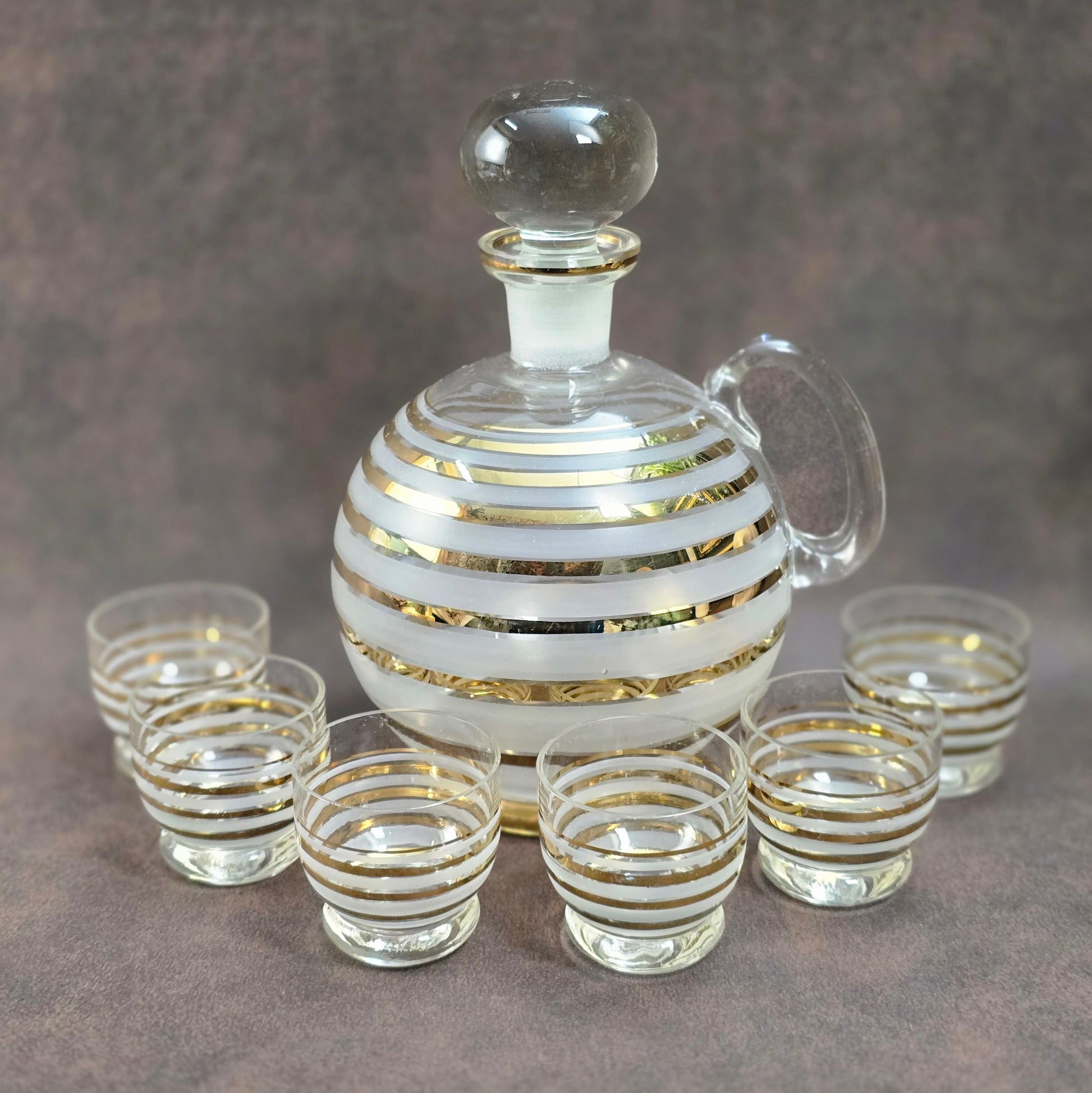 Belgisches Vintage-Likörset – 1960er Flasche mit 6 Gläsern, dekoriert mit Gold- & Ätzstreifen – stilvoll & selten.
