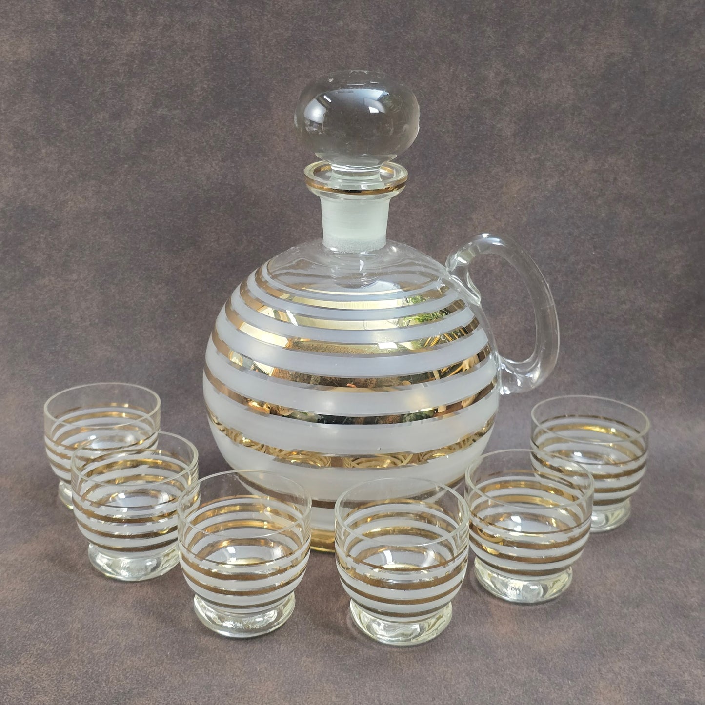 Belgisches Vintage-Likörset – 1960er Flasche mit 6 Gläsern, dekoriert mit Gold- & Ätzstreifen – stilvoll & selten.