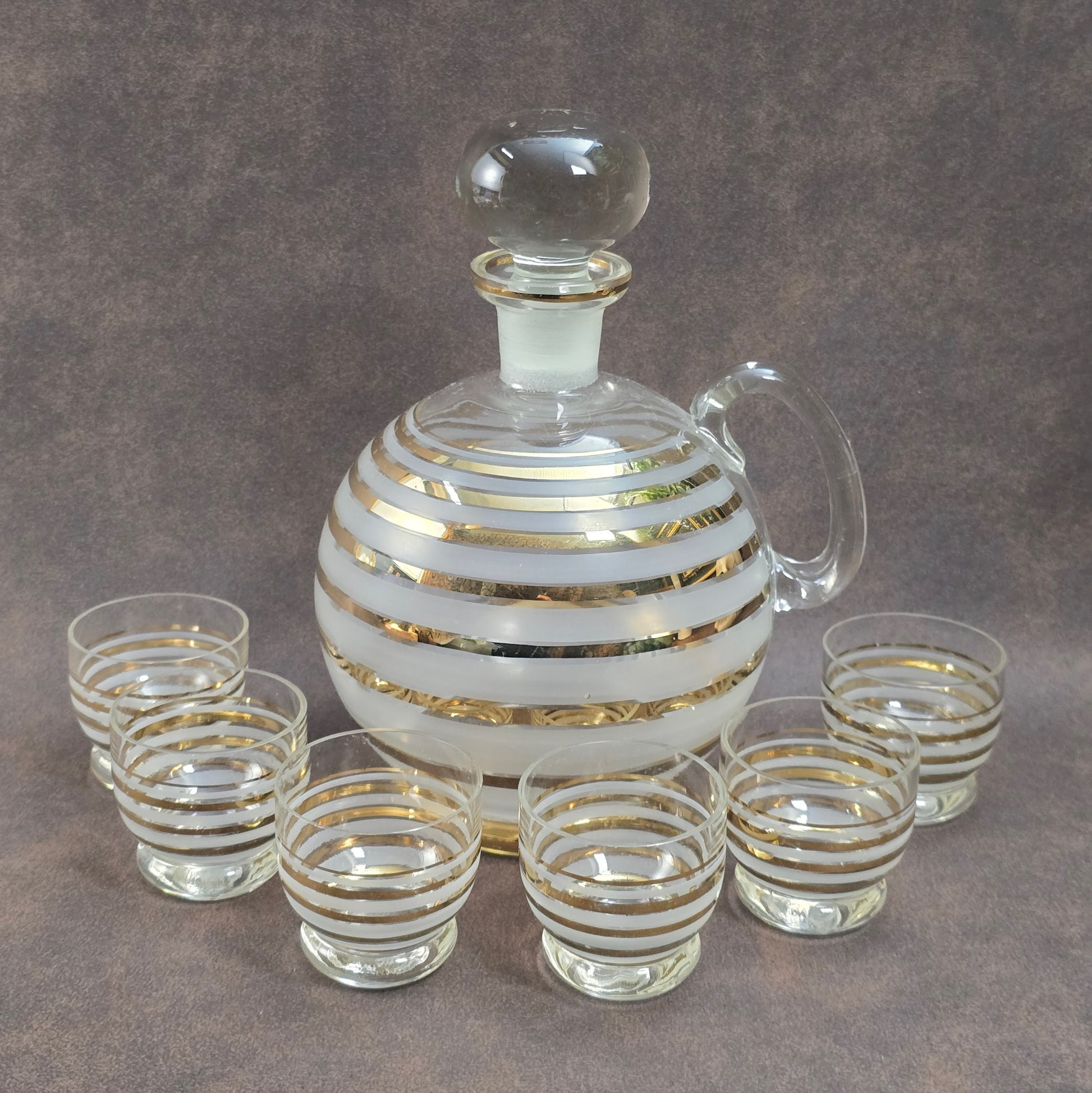 Belgisches Vintage-Likörset – 1960er Flasche mit 6 Gläsern, dekoriert mit Gold- & Ätzstreifen – stilvoll & selten.