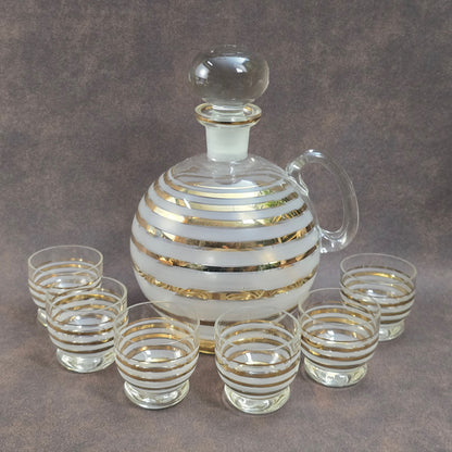 Belgisches Vintage-Likörset – 1960er Flasche mit 6 Gläsern, dekoriert mit Gold- & Ätzstreifen – stilvoll & selten.