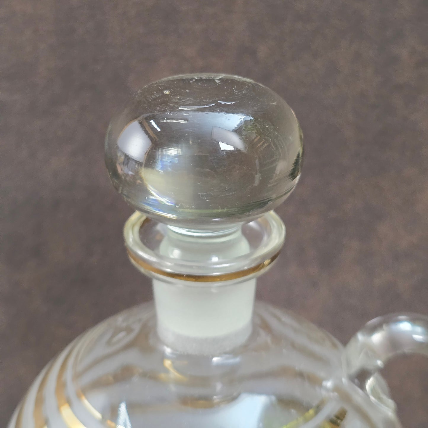 Belgisches Vintage-Likörset – 1960er Flasche mit 6 Gläsern, dekoriert mit Gold- & Ätzstreifen – stilvoll & selten.