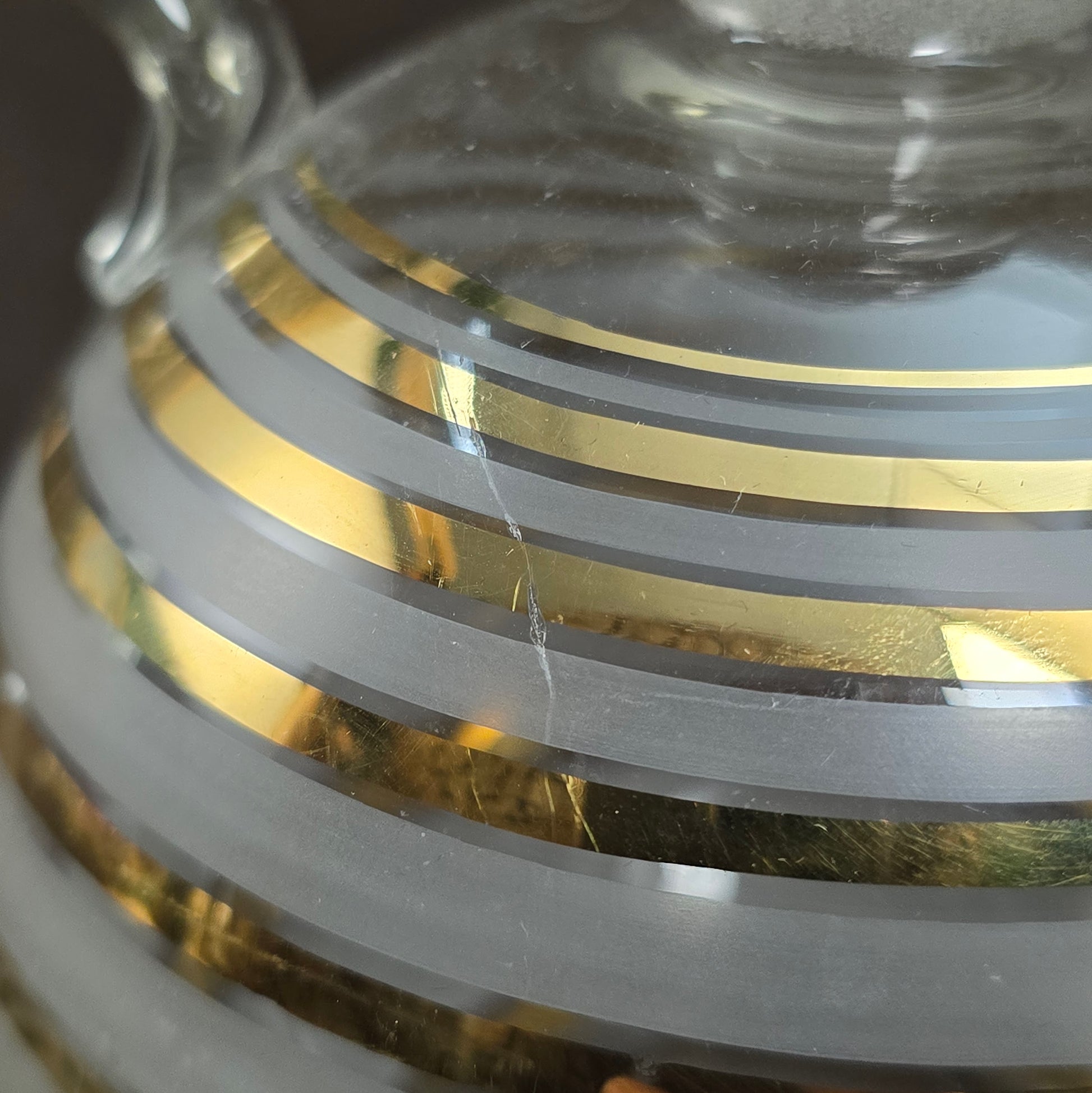 Belgisches Vintage-Likörset – 1960er Flasche mit 6 Gläsern, dekoriert mit Gold- & Ätzstreifen – stilvoll & selten.
