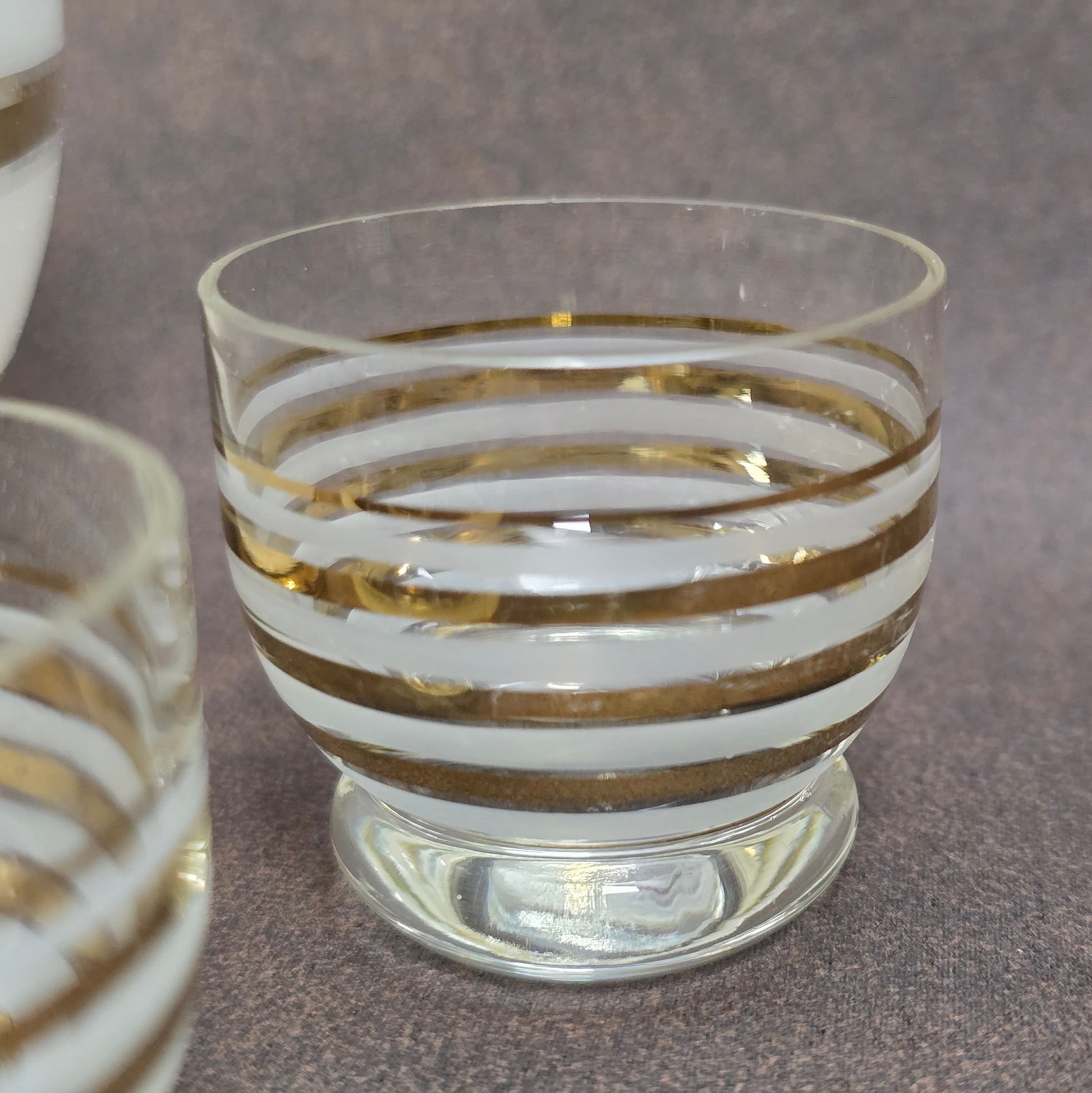 Belgisches Vintage-Likörset – 1960er Flasche mit 6 Gläsern, dekoriert mit Gold- & Ätzstreifen – stilvoll & selten.