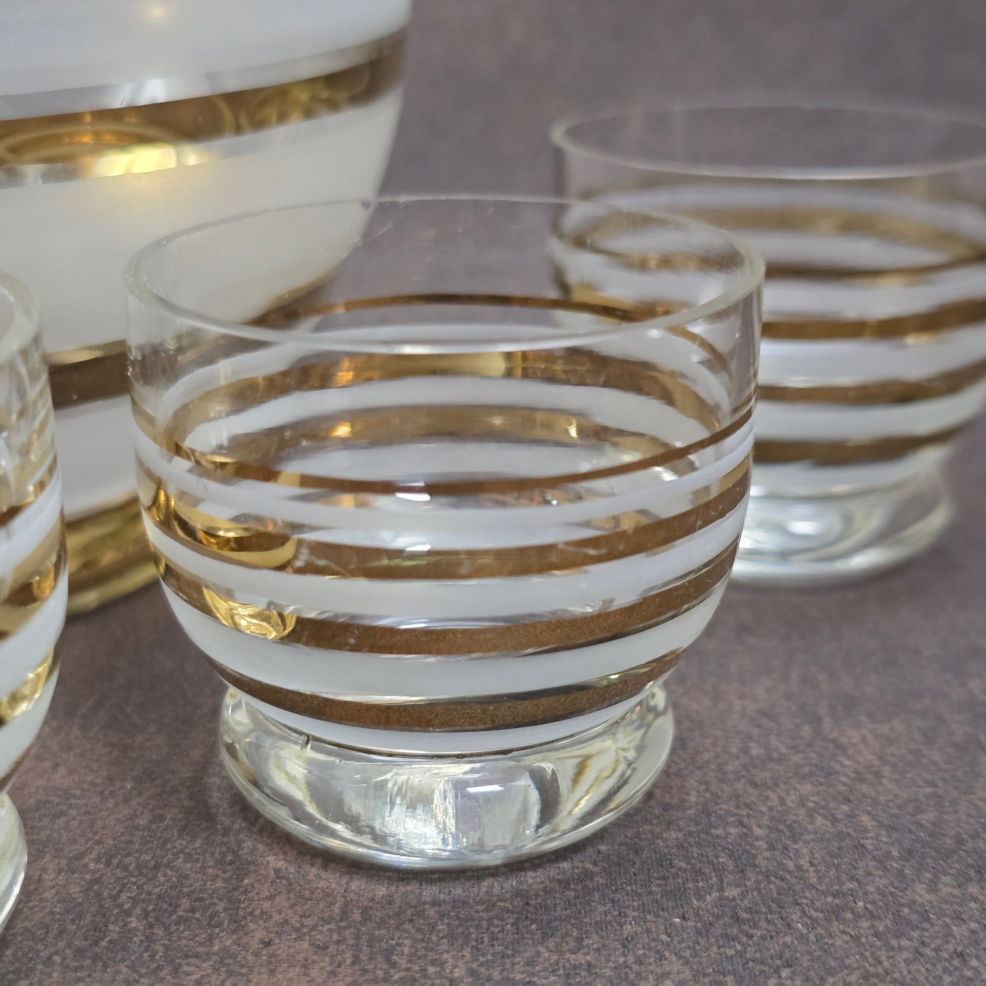 Belgisches Vintage-Likörset – 1960er Flasche mit 6 Gläsern, dekoriert mit Gold- & Ätzstreifen – stilvoll & selten.