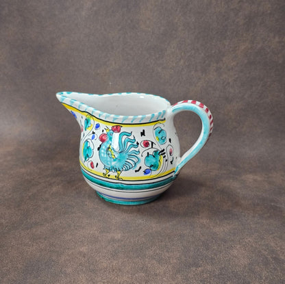 Italienisches Majolika-Milchkännchen aus Deruta, handbemalt mit Hahn- und Blumendekor, ca. 8 cm hoch, Vintage-Keramik, 213 g.