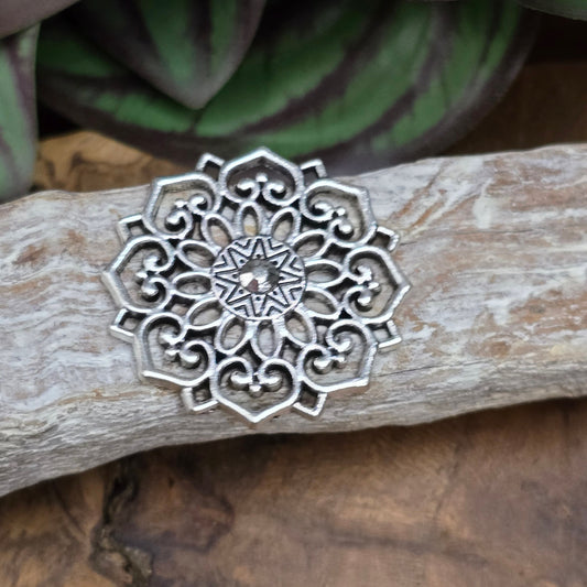 Mandala-Verbinder (32 mm) in antikem Silber – ideal für DIY-Schmuck, Ketten, Armbänder oder Boho-Deko. Zartes Design mit spiritueller Symbolik.