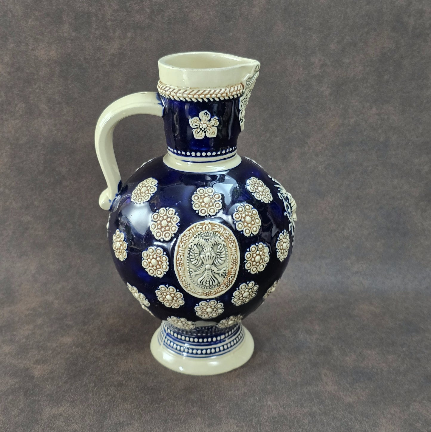 Dunkelblauer Vintage-Steinzeugkrug mit hellem Reliefdekor, hergestellt von Marzi & Remy in Deutschland, ca. 1960er–1970er Jahre.