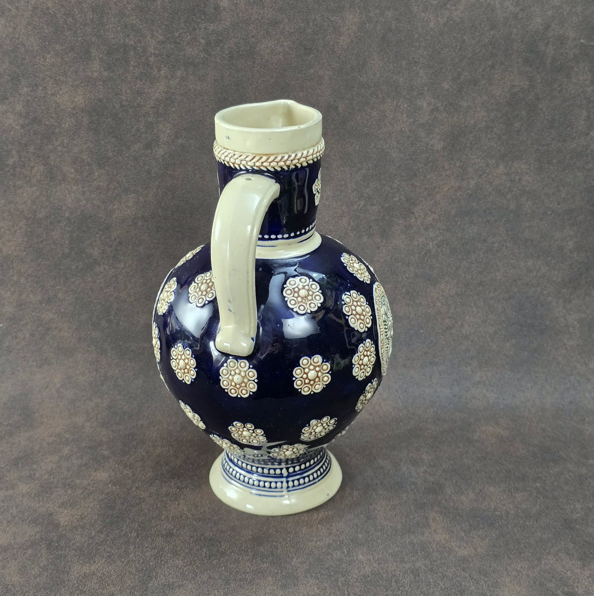 Dunkelblauer Vintage-Steinzeugkrug mit hellem Reliefdekor, hergestellt von Marzi & Remy in Deutschland, ca. 1960er–1970er Jahre.