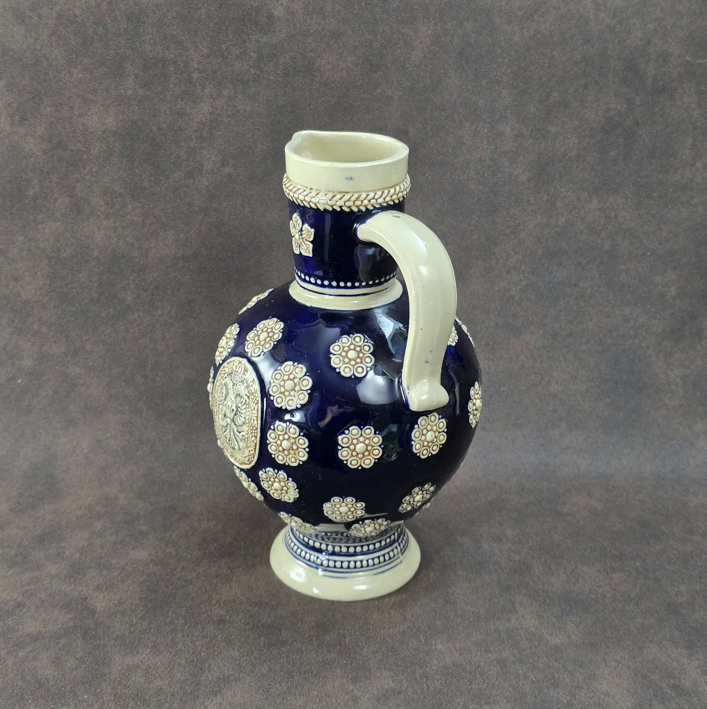 Dunkelblauer Vintage-Steinzeugkrug mit hellem Reliefdekor, hergestellt von Marzi & Remy in Deutschland, ca. 1960er–1970er Jahre.