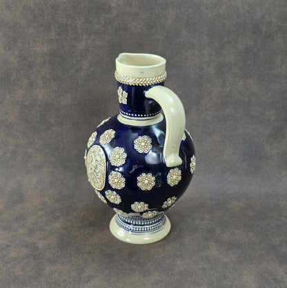 Dunkelblauer Vintage-Steinzeugkrug mit hellem Reliefdekor, hergestellt von Marzi & Remy in Deutschland, ca. 1960er–1970er Jahre.