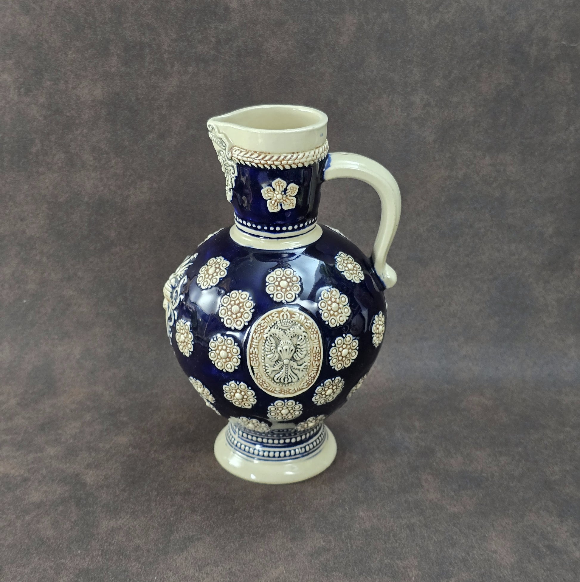 Dunkelblauer Vintage-Steinzeugkrug mit hellem Reliefdekor, hergestellt von Marzi & Remy in Deutschland, ca. 1960er–1970er Jahre.