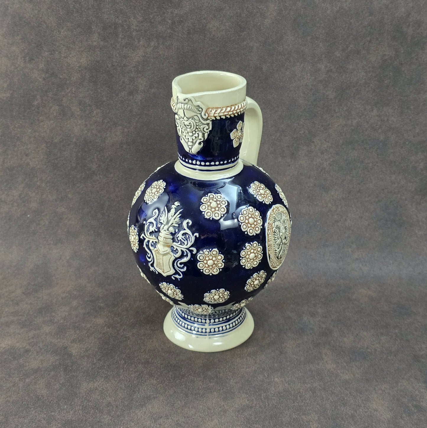 Dunkelblauer Vintage-Steinzeugkrug mit hellem Reliefdekor, hergestellt von Marzi & Remy in Deutschland, ca. 1960er–1970er Jahre.