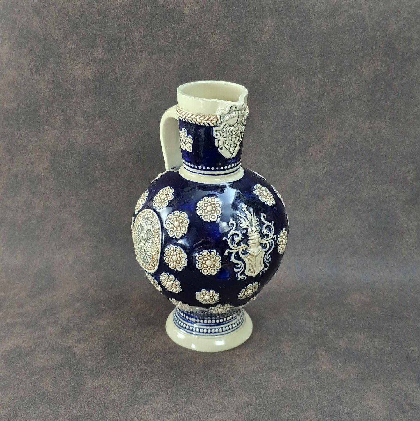 Dunkelblauer Vintage-Steinzeugkrug mit hellem Reliefdekor, hergestellt von Marzi & Remy in Deutschland, ca. 1960er–1970er Jahre.