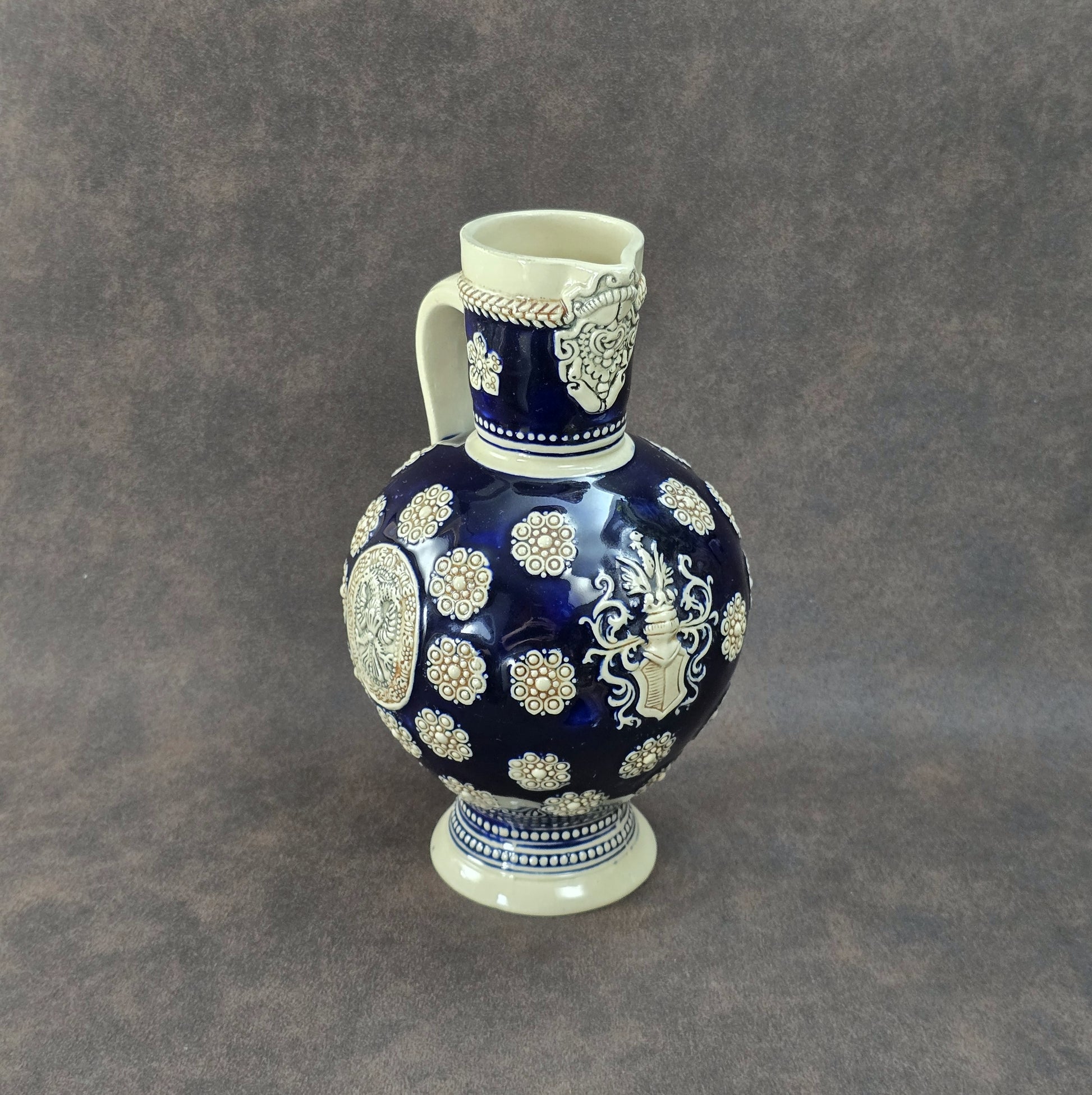 Dunkelblauer Vintage-Steinzeugkrug mit hellem Reliefdekor, hergestellt von Marzi & Remy in Deutschland, ca. 1960er–1970er Jahre.