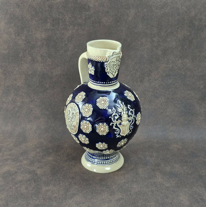 Dunkelblauer Vintage-Steinzeugkrug mit hellem Reliefdekor, hergestellt von Marzi & Remy in Deutschland, ca. 1960er–1970er Jahre.