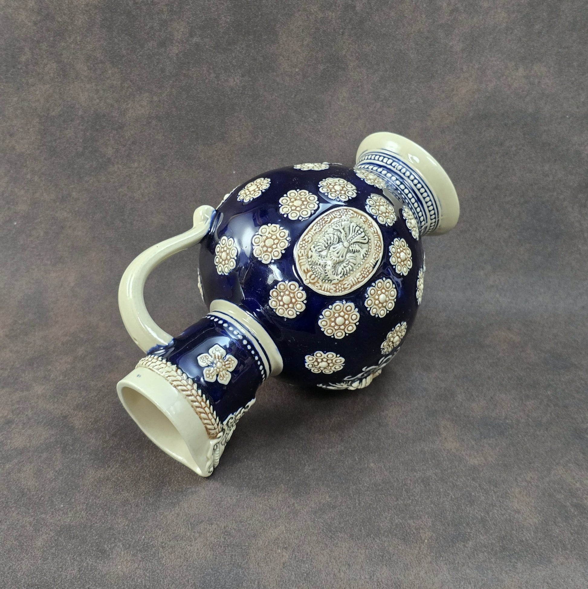 Dunkelblauer Vintage-Steinzeugkrug mit hellem Reliefdekor, hergestellt von Marzi & Remy in Deutschland, ca. 1960er–1970er Jahre.