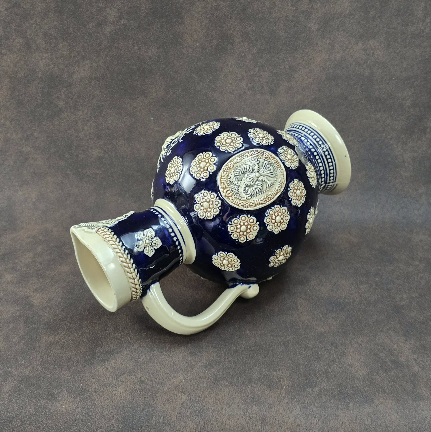 Dunkelblauer Vintage-Steinzeugkrug mit hellem Reliefdekor, hergestellt von Marzi & Remy in Deutschland, ca. 1960er–1970er Jahre.