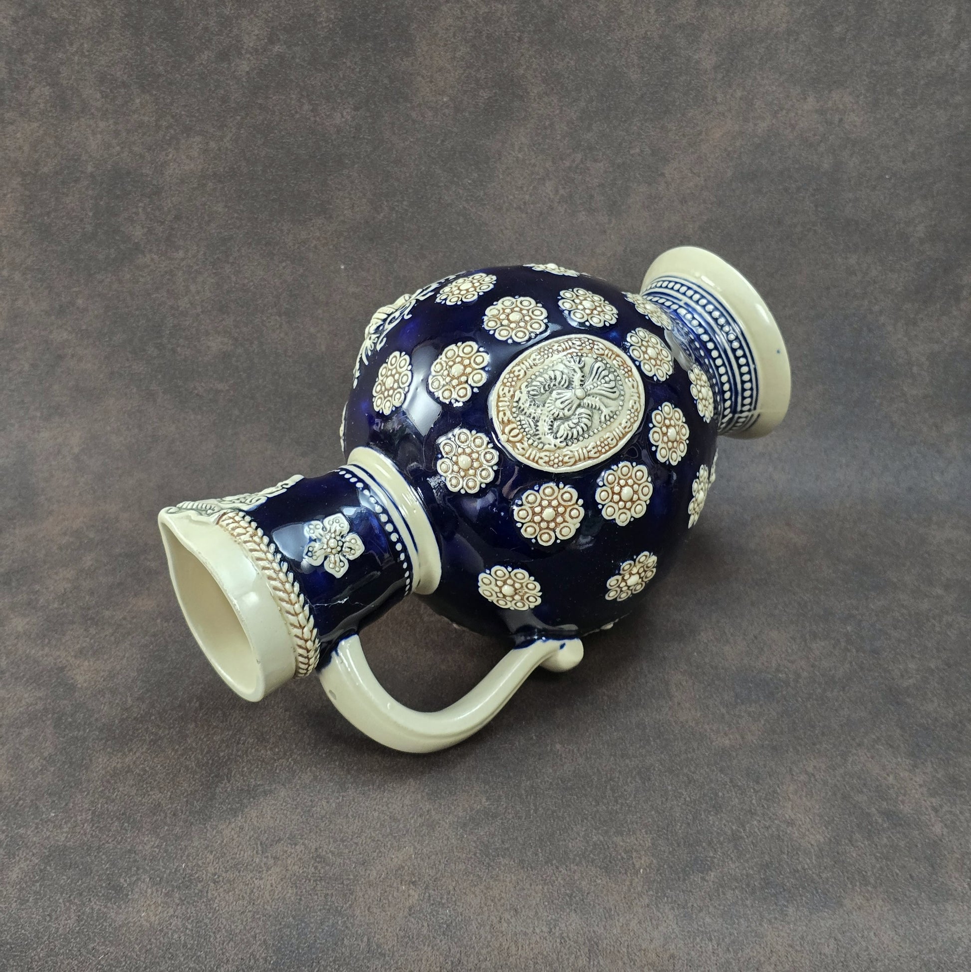 Dunkelblauer Vintage-Steinzeugkrug mit hellem Reliefdekor, hergestellt von Marzi & Remy in Deutschland, ca. 1960er–1970er Jahre.