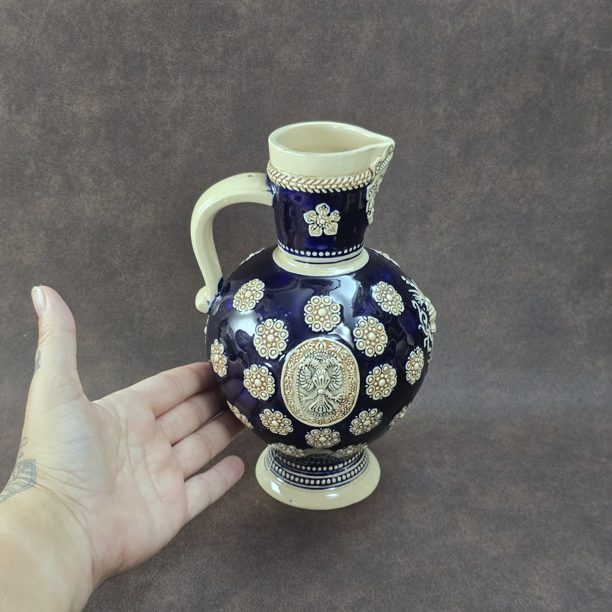 Dunkelblauer Vintage-Steinzeugkrug mit hellem Reliefdekor, hergestellt von Marzi & Remy in Deutschland, ca. 1960er–1970er Jahre.