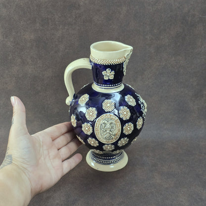 Dunkelblauer Vintage-Steinzeugkrug mit hellem Reliefdekor, hergestellt von Marzi & Remy in Deutschland, ca. 1960er–1970er Jahre.