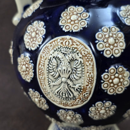 Dunkelblauer Vintage-Steinzeugkrug mit hellem Reliefdekor, hergestellt von Marzi & Remy in Deutschland, ca. 1960er–1970er Jahre.