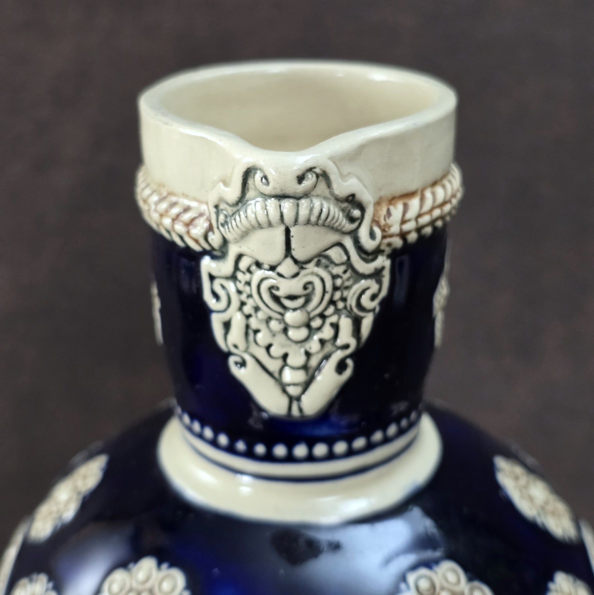 Dunkelblauer Vintage-Steinzeugkrug mit hellem Reliefdekor, hergestellt von Marzi & Remy in Deutschland, ca. 1960er–1970er Jahre.