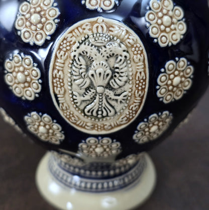 Dunkelblauer Vintage-Steinzeugkrug mit hellem Reliefdekor, hergestellt von Marzi & Remy in Deutschland, ca. 1960er–1970er Jahre.