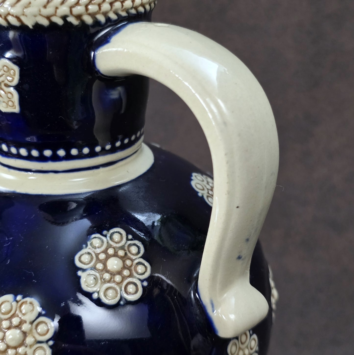 Dunkelblauer Vintage-Steinzeugkrug mit hellem Reliefdekor, hergestellt von Marzi & Remy in Deutschland, ca. 1960er–1970er Jahre.