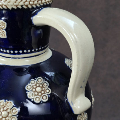 Dunkelblauer Vintage-Steinzeugkrug mit hellem Reliefdekor, hergestellt von Marzi & Remy in Deutschland, ca. 1960er–1970er Jahre.