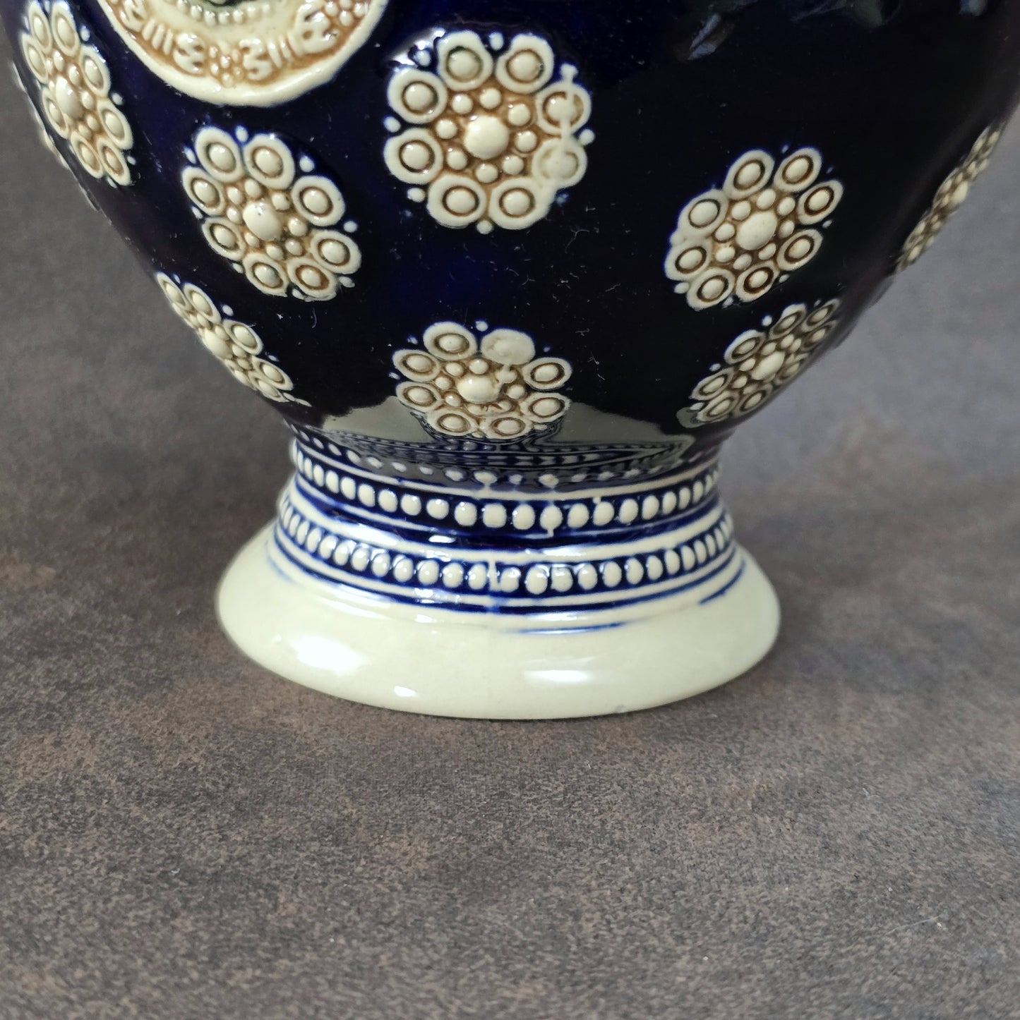 Dunkelblauer Vintage-Steinzeugkrug mit hellem Reliefdekor, hergestellt von Marzi & Remy in Deutschland, ca. 1960er–1970er Jahre.