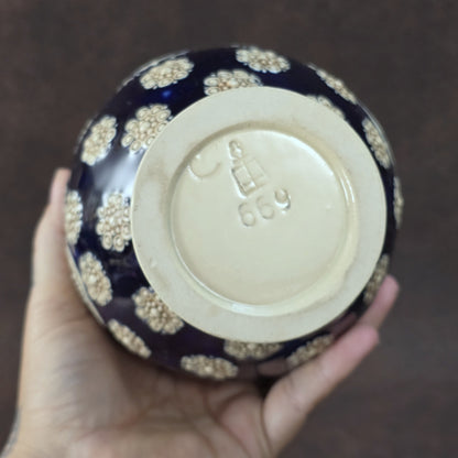 Dunkelblauer Vintage-Steinzeugkrug mit hellem Reliefdekor, hergestellt von Marzi & Remy in Deutschland, ca. 1960er–1970er Jahre.