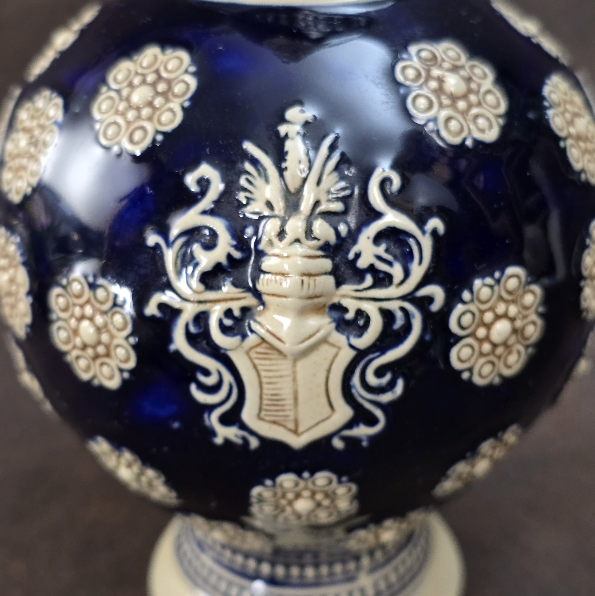 Dunkelblauer Vintage-Steinzeugkrug mit hellem Reliefdekor, hergestellt von Marzi & Remy in Deutschland, ca. 1960er–1970er Jahre.