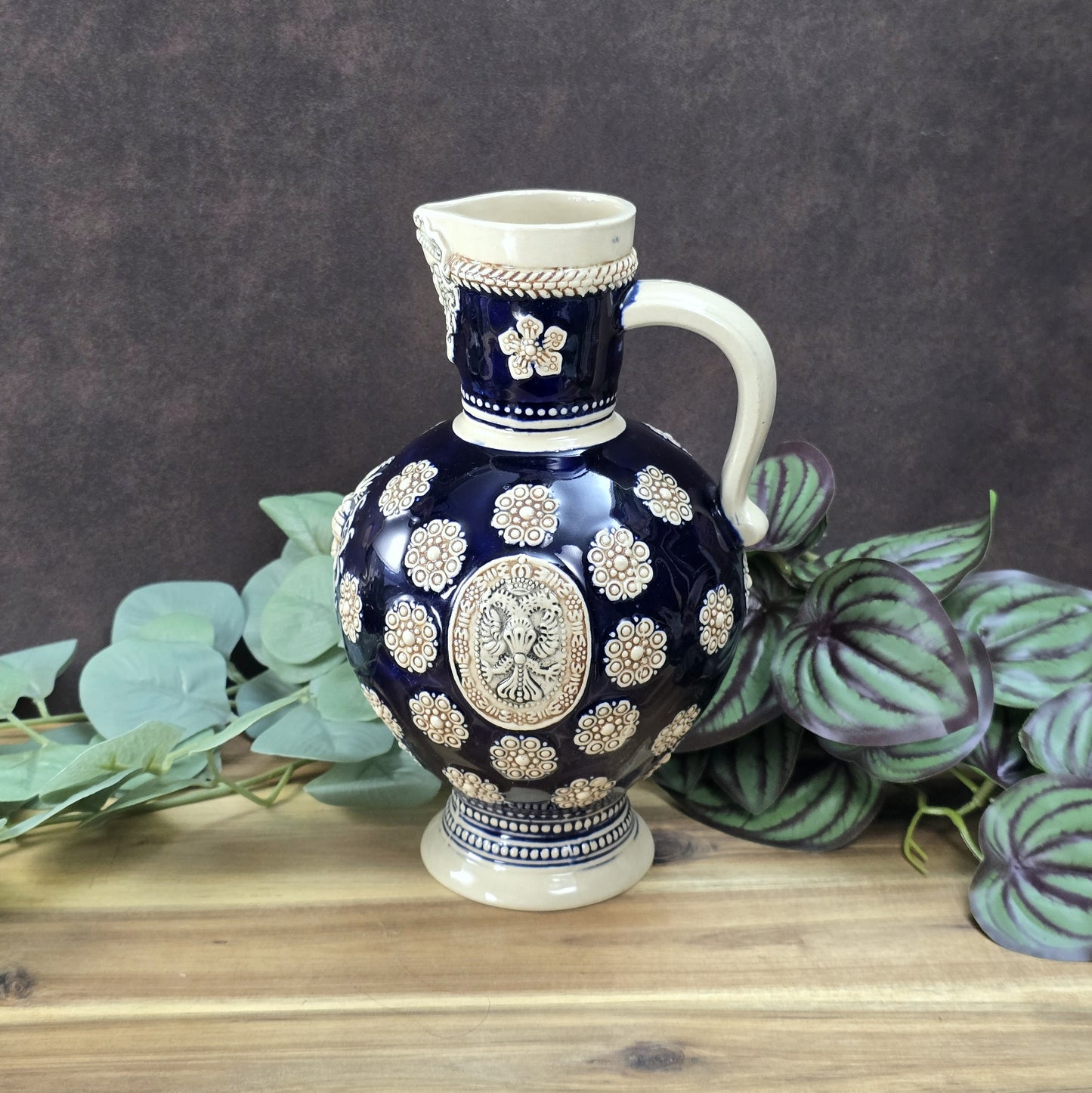 Dunkelblauer Vintage-Steinzeugkrug mit hellem Reliefdekor, hergestellt von Marzi & Remy in Deutschland, ca. 1960er–1970er Jahre.