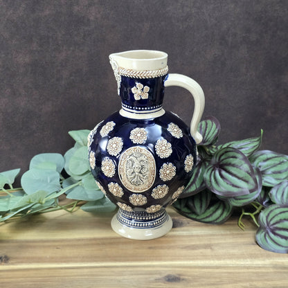 Dunkelblauer Vintage-Steinzeugkrug mit hellem Reliefdekor, hergestellt von Marzi & Remy in Deutschland, ca. 1960er–1970er Jahre.