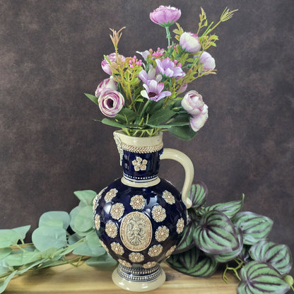 Dunkelblauer Vintage-Steinzeugkrug mit hellem Reliefdekor, hergestellt von Marzi & Remy in Deutschland, ca. 1960er–1970er Jahre.