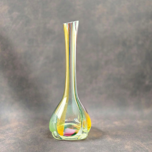 Polnische Glasvase von Krosno, 1980/90er Jahre, mit irisierendem Luster in Gelb, Orange, Grün und Blau, 25,5 cm hoch.