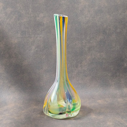 Polnische Glasvase von Krosno, 1980/90er Jahre, mit irisierendem Luster in Gelb, Orange, Grün und Blau, 25,5 cm hoch.