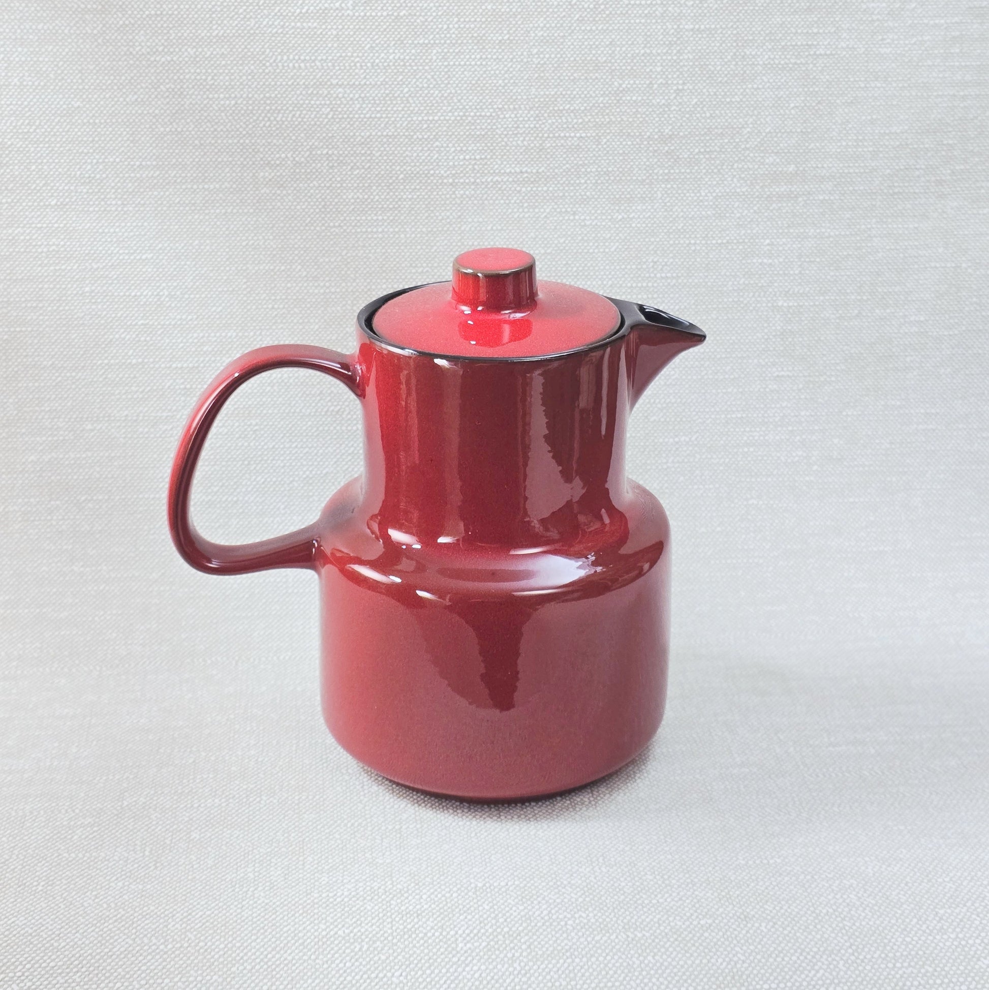 Melitta Kaffeekanne in rot mit schwarzem Rand, glänzende Glasur, West-Germany Mid-Century Design aus den 1970ern mit Deckel und Henkel.