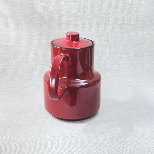 Melitta Kaffeekanne in rot mit schwarzem Rand, glänzende Glasur, West-Germany Mid-Century Design aus den 1970ern mit Deckel und Henkel.
