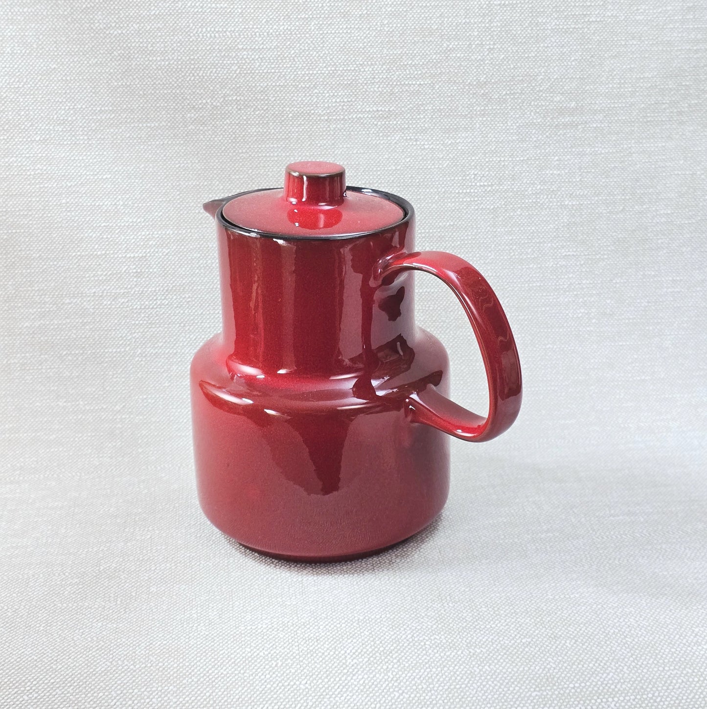Melitta Kaffeekanne in rot mit schwarzem Rand, glänzende Glasur, West-Germany Mid-Century Design aus den 1970ern mit Deckel und Henkel.