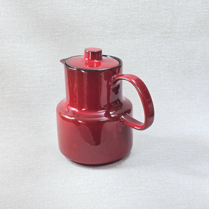 Melitta Kaffeekanne in rot mit schwarzem Rand, glänzende Glasur, West-Germany Mid-Century Design aus den 1970ern mit Deckel und Henkel.