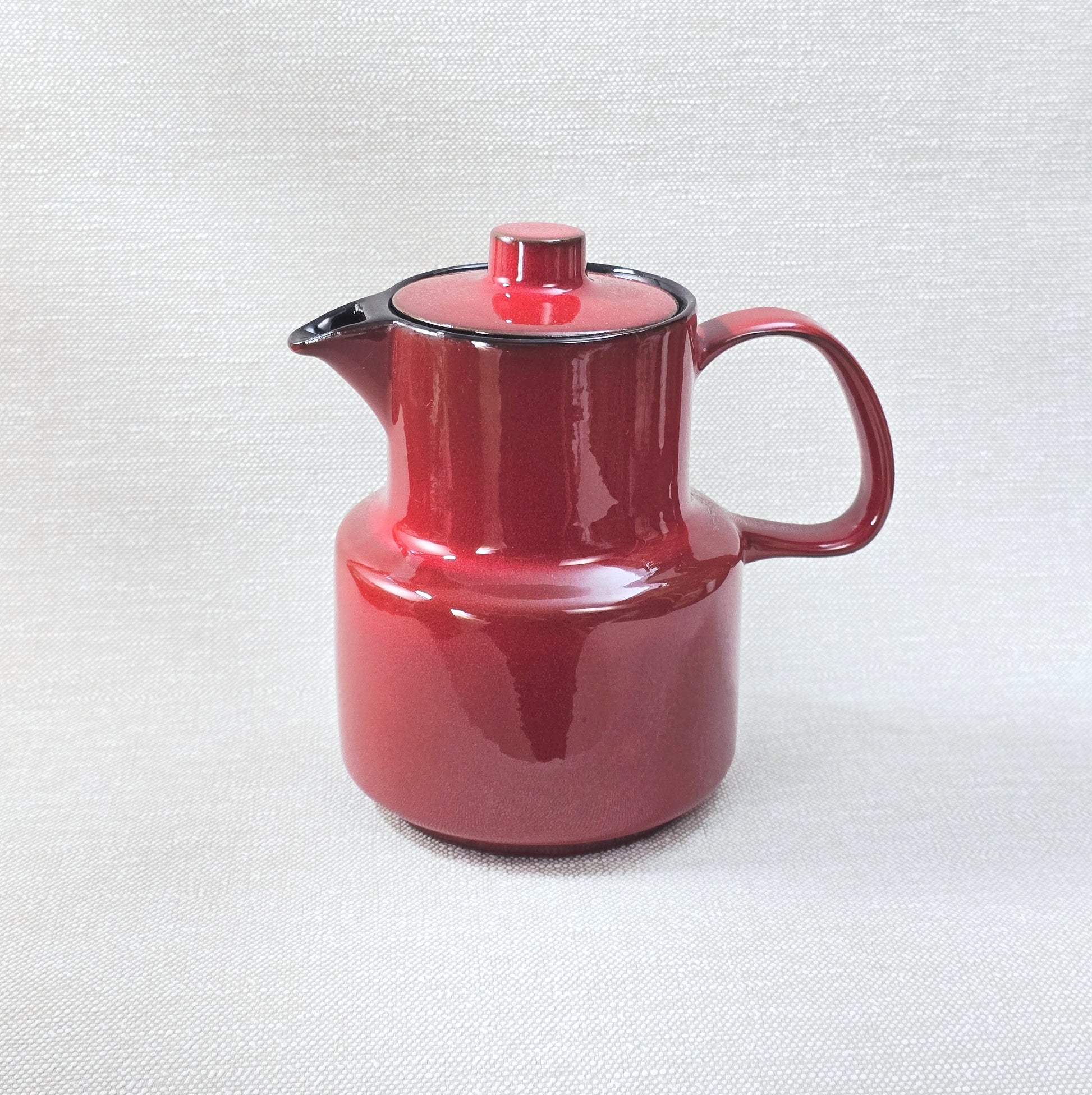 Melitta Kaffeekanne in rot mit schwarzem Rand, glänzende Glasur, West-Germany Mid-Century Design aus den 1970ern mit Deckel und Henkel.