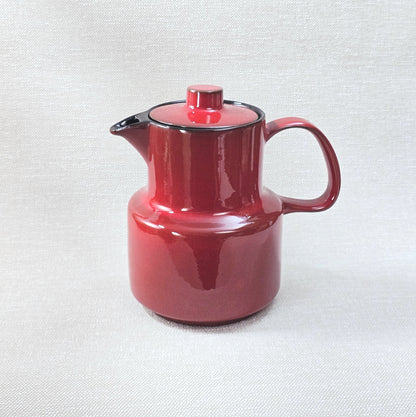 Melitta Kaffeekanne in rot mit schwarzem Rand, glänzende Glasur, West-Germany Mid-Century Design aus den 1970ern mit Deckel und Henkel.