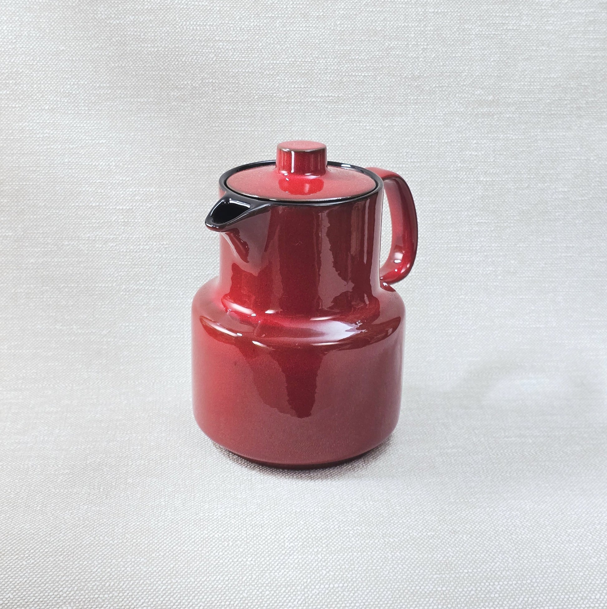 Melitta Kaffeekanne in rot mit schwarzem Rand, glänzende Glasur, West-Germany Mid-Century Design aus den 1970ern mit Deckel und Henkel.