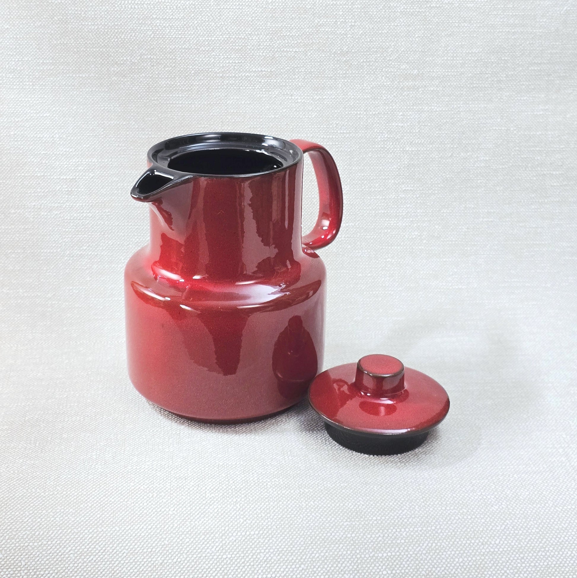 Melitta Kaffeekanne in rot mit schwarzem Rand, glänzende Glasur, West-Germany Mid-Century Design aus den 1970ern mit Deckel und Henkel.